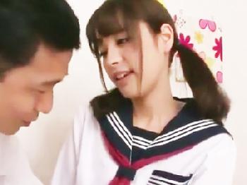 土下座して本番を切望された美少女ピンサロ嬢が膣でサービスご奉仕