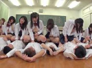 催眠にかかってしまった美少女女子校生たちがクラスメイトたちと大乱交