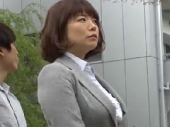 性的欲望が暴走寸前な女性会社員が痴漢男のテクニックに負けて和姦プレイ