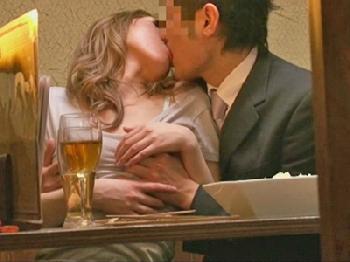 居酒屋の個室で密かに挿入する発情ギャル