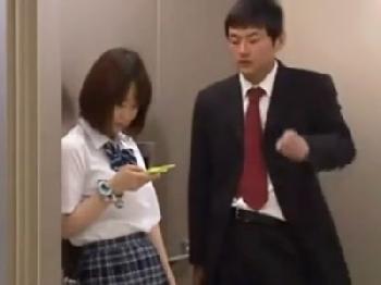 制服美少女女子校生がエレベーターに挟まってしまい→冷酷非道な男に狙われ無慈悲な中出し
