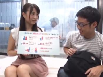 ガラス越しに親が居る状況なのに童貞弟を不憫に思い筆おろしする美女姉