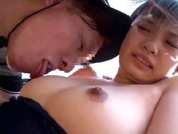 家族と一緒にキャンプに来てたスクール水着の巨乳娘!!家族の死角に入り込んでバレたら激ヤバな冷酷非道な強姦!!