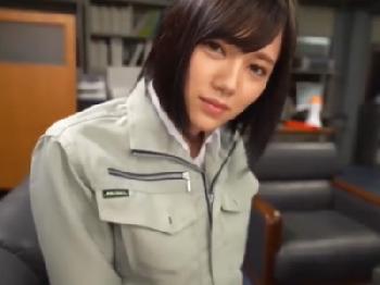 普段は厳しいとても綺麗な現場監督に色仕掛けされ事務所で着衣SEX