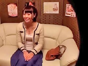 女性の勧誘に引っかかり悪徳男性マッサージ師に挿入される人妻