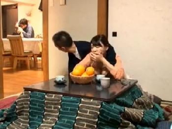 夫が向こうにいるのにコタツの下から手を出してくる冷酷非道な大家さん!!