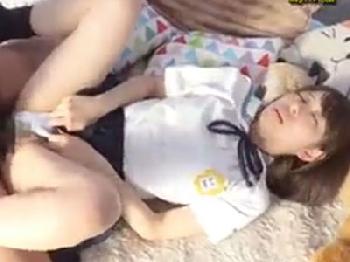 清純そうな制服美少女を偽のインタビュー企画でマジックミラー号に連れ込んで性行為