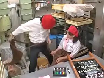 パン屋の工房で店長と挿入してたキュートな店員さんの盗撮映像