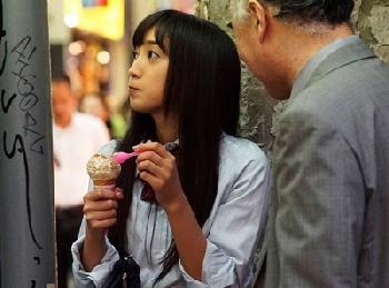 お金さえもらえたら何でも了承…女子校生お散歩で小銭を稼ぐ美少女が…