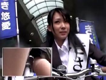 その名もアクメ自転車で繁華街を疾走する美女!!