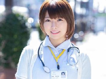 勃起が収まらなくて困っている男性を挿入で射精に導く白衣の天使!!