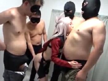 閲覧注意※気持ち悪い中年男たちの複数の舌だけで絶頂させられる美少女コスプレイヤー輪姦