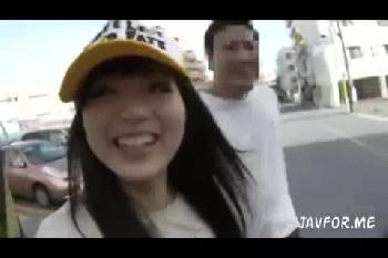 沖縄の巨根男子を逆ナンパする美少女