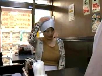 未亡人妻が定食屋のオヤジに言い寄られ→性行為