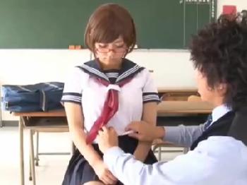 眼鏡女子女子校生が担任教師に迫られ抵抗出来ず教室で挿入される