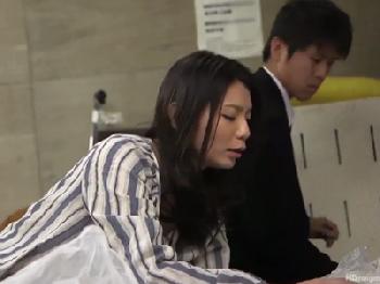 マンションのごみ置き場で燃えるような不貞交尾する熟女人妻W