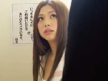 コンビニの便所でカギを閉め忘れたギャルが男に扉を開けられて‥W