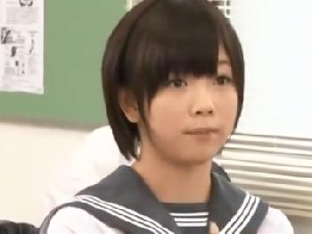 女子校生の佐倉まなが便所掃除中にフェラチオ&性行為