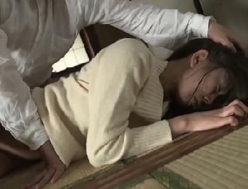 とても綺麗な女性だった人妻が執拗にストーキングされて力ずくの性的暴行