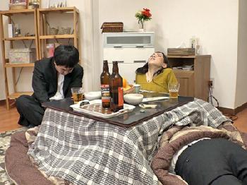 コタツの中でひっそりと寝取られる人妻