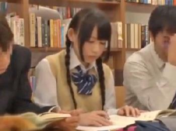 声を出せない図書室で性的凌辱される女子校生