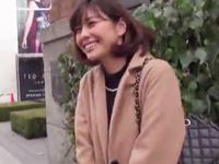 色白な巨乳美少女と昼間からホテルで性交