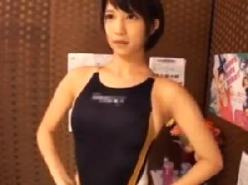 スリムで爽やかなニーハイ女子校生が義理の父親を誘惑→理性をなくして爆進ピストン