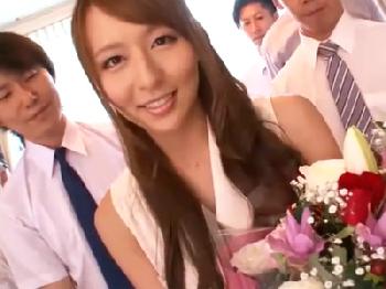 スレンダーな女教師が生徒に色仕掛けして放課後の教室でワイルド性交