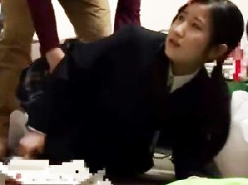 知らない中年男についていった女子校生が次々と犯されて中出し専用の便器化‥