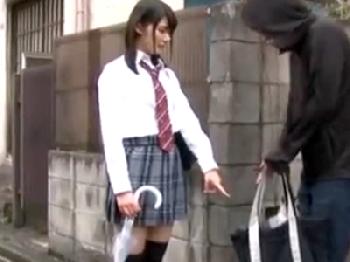 駅で見つけたミニスカート女子校生を拉致→陰毛がないワレメを性的暴行W