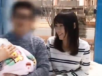 子供同伴にも関わらず夫の目の前で他人棒に膣内射精される変態人妻!!