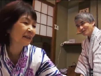 熟年夫婦が温泉旅行でかつてを思い出して熱く燃え上がる‥W