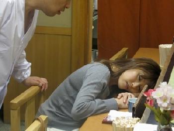 爆発寸前な性的欲望を通り越していた妻がその願望を見透かされて…