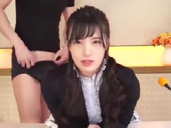 犯されながらも無我夢中でニュース原稿を読むとても綺麗なアナウンサーのプロ魂W