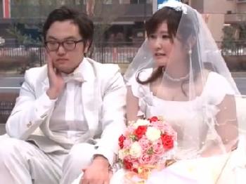 ウェディングドレス姿の新婦がマジックミラー号で新婦の傍なのに膣内射精されて完堕ち