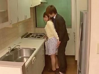 イケメン不動産屋が内見にきた夫婦の若妻を中出し寝取られ