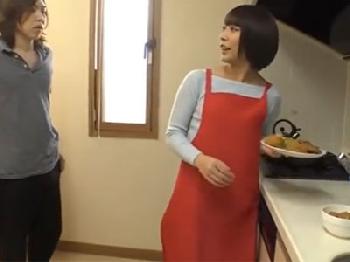 お料理上手な新婚妻がまさかのSEX展開に抵抗できないままにオメコ内射精