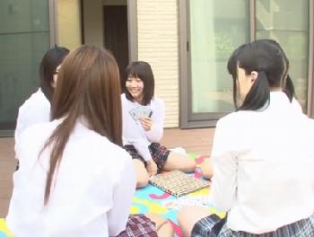 ペニスに惹きつけられる女子校生たち!!友人よりも先に処女を失うために友人のお父さんとW