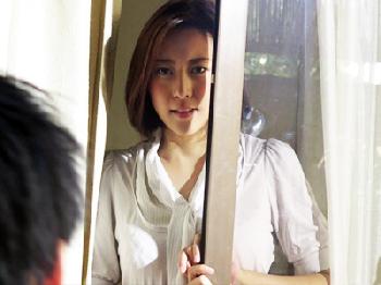 爆発寸前な性的欲望を募らせた巨乳人妻が向かいに住む浪人生と禁断性交