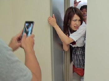 エレベーターに挟まれたデカ尻女子校生をハードピストンして中出し