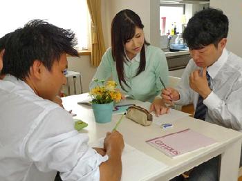 生徒たちに親切にしたばっかりに自宅を乗っ取られて性的凌辱される人妻教師