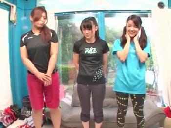 陸上童顔娘をナンパしてマジックミラー号で連続セックス