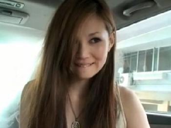 逆ナンパした素人男性を車内で大胆丸見えフェラ