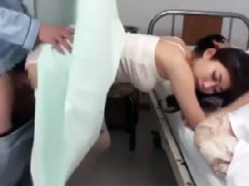 隣のベッドに見舞いに来ていた美女をペニス見せびらかし色仕掛けして強奪W