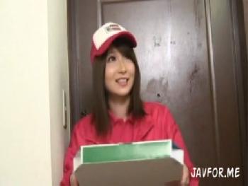 ピザの宅配ギャルに勃起肉棒露出したらセックスできた