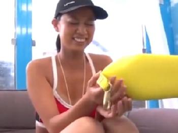 日焼け跡眩しい水着素人をマジックミラー号に連れ込み→言葉巧みに騙して性行為