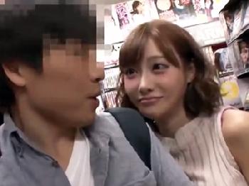 明日花キララがインタビュー中の素人男性の後ろから現れてドッキリ挿入