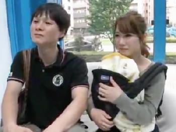 子連れの新婚素人ナンパ→初対面男性が人妻を中出し寝取り!!