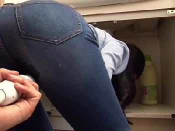 洗面台の下を覗く人妻の無防備な姿に理性崩壊する水道工