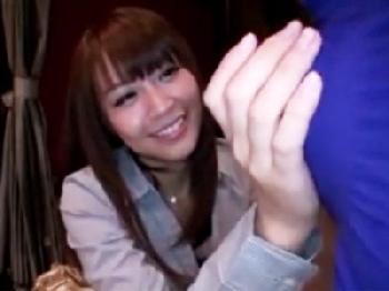 センズリ鑑賞で興奮してハプニング膣内挿入まで許す美女